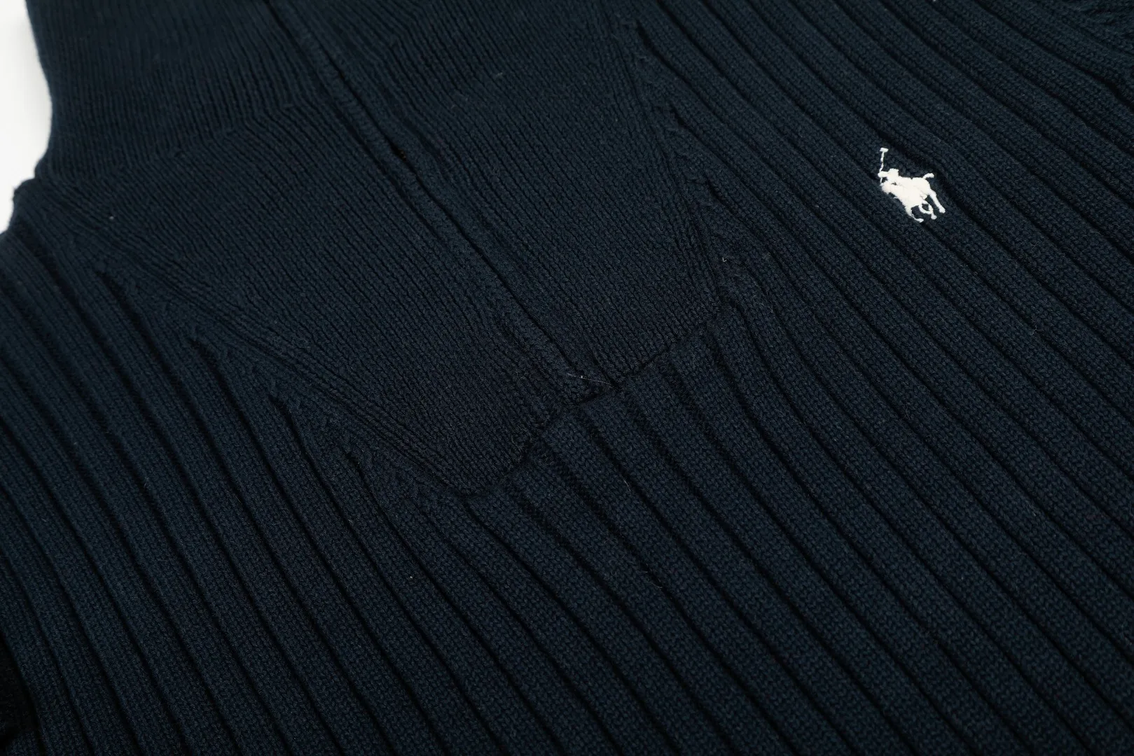 P250 Top quality" Style number: DS114# (not off the shelves all year round) [Ralph Lauren half-zip solid color pony embroidered logo striped knitted sweater] ✅Ralph Lauren half-zip classic basic versatile unisex couple pullover sweater ✅Main supplier platform live broadcast Wholesale entity Replenish when out of stock Not off the shelf ✅ZP quality 1:1 version Scan the code to enter the GF website Counter quality ✅Detailed quality The only one in Guangzhou Imported quality cotton yarn, focusing on high-end, cost-effective, good quality needless to say. ✅Restore the original version. The maximum size can be worn up to 190 pounds. Loose, comfortable and stress-free. ✅The upper body is simple and easy to match. A must-have item for ootd. Good-looking clothes are never picky. Recommended must-have items in the wardrobe. Size: S-XL. Color: Black, white, gray, khaki, navy blue, white label, red gold label.